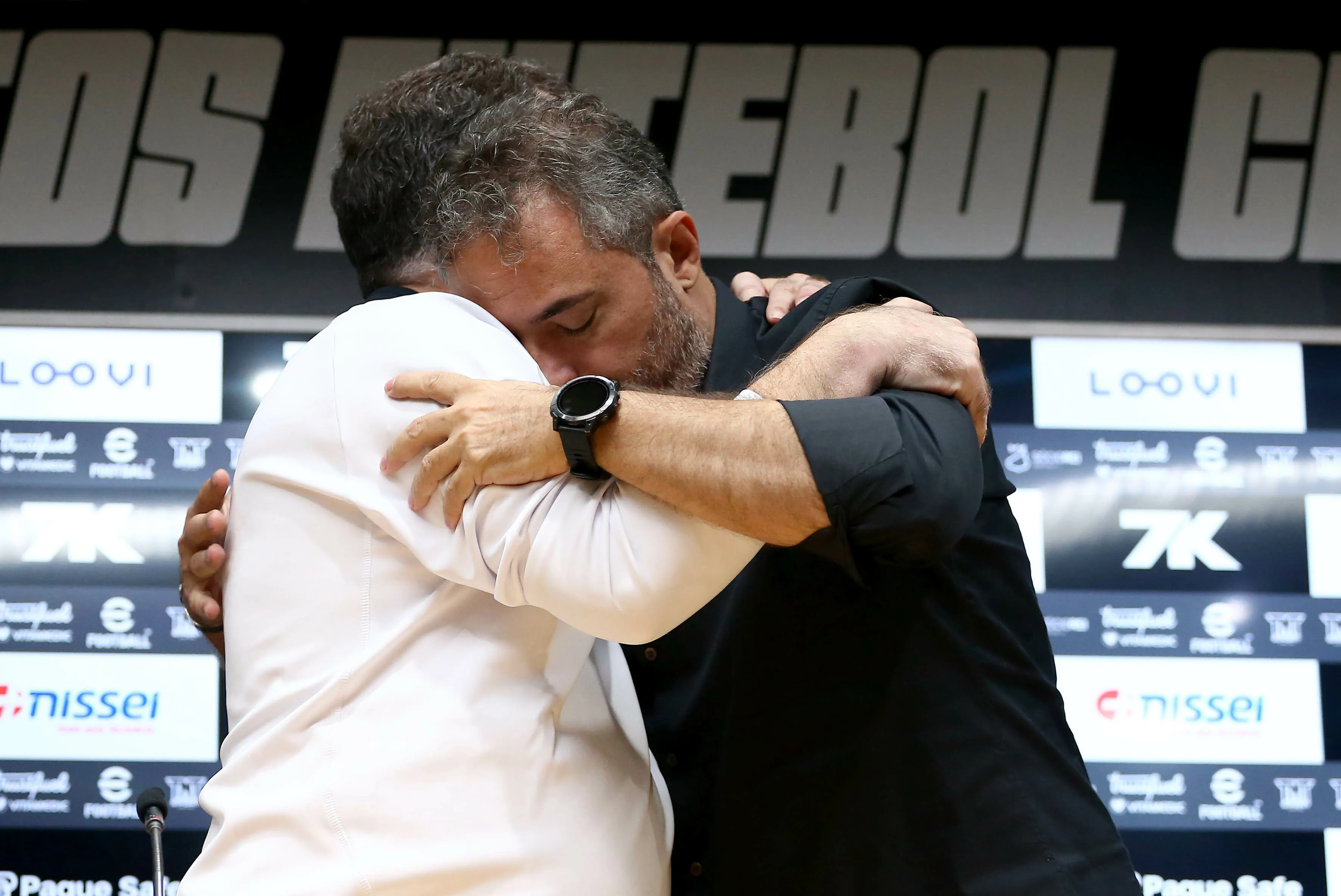 O presidente Marcelo Teixeira ao lado de Alexandre Mattos durante sua apresentacao oficial em coletiva de imprensa realizada no Vila Belmiro. Foto: Mauricio De Souza/AGIF