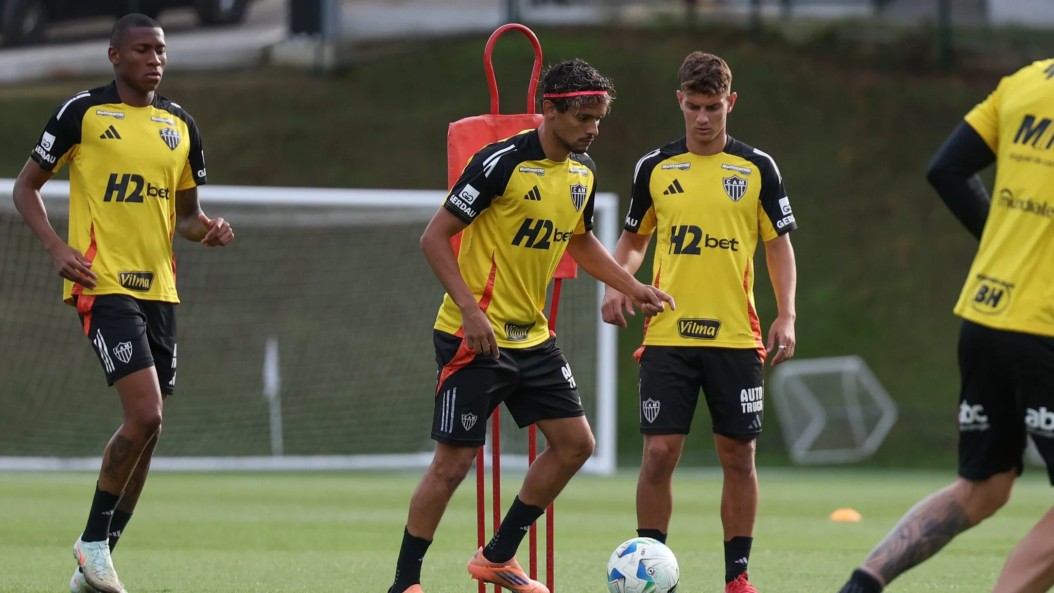 Enquanto Cuello corre no gramado, o restante do elenco treina com bola – Foto: Daniela Veiga / Atlético