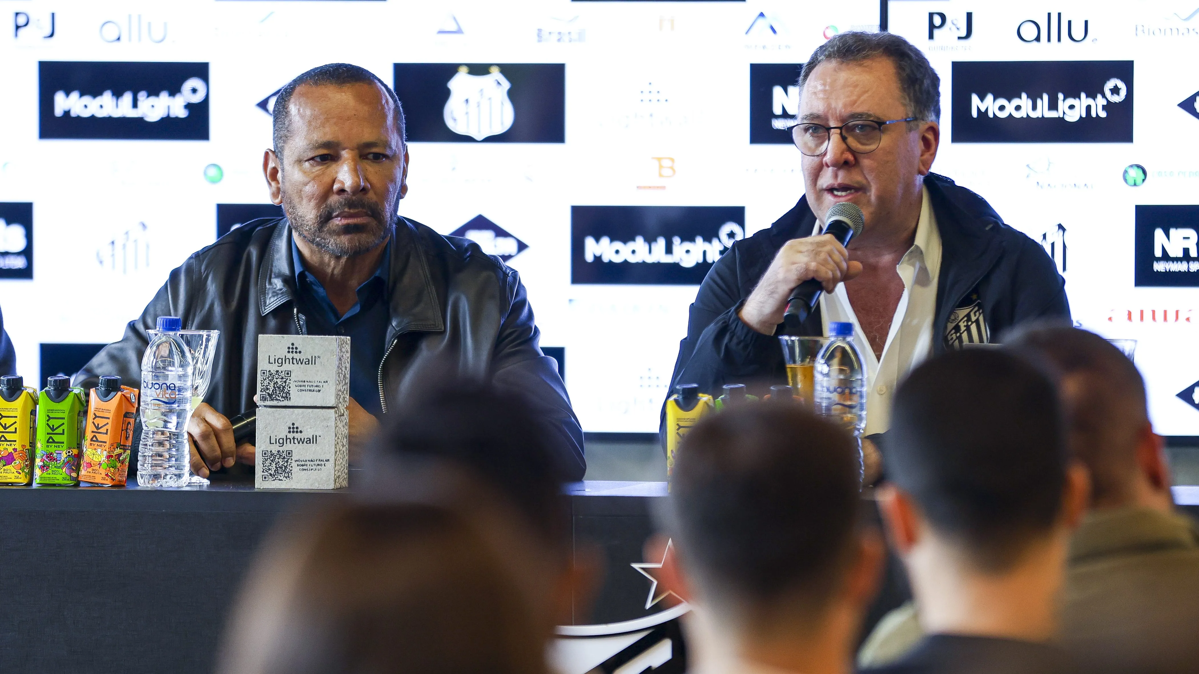 Neymar Pai e Marcelo Teixeira vem trabalhando em conjunto nos bastidores, mas SAF está fora dos planos – Foto:  Ricardo Moreira/Getty Images