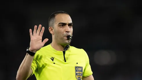 RJ - RIO DE JANEIRO - 04/10/2025 - BRASILEIRO A 2025, FLUMINENSE X ATLETICO-MG - O arbitro Davi De Oliveira Lacerda durante partida entre Fluminense e Atletico-MG no estadio Maracana pelo campeonato Brasileiro A 2025.