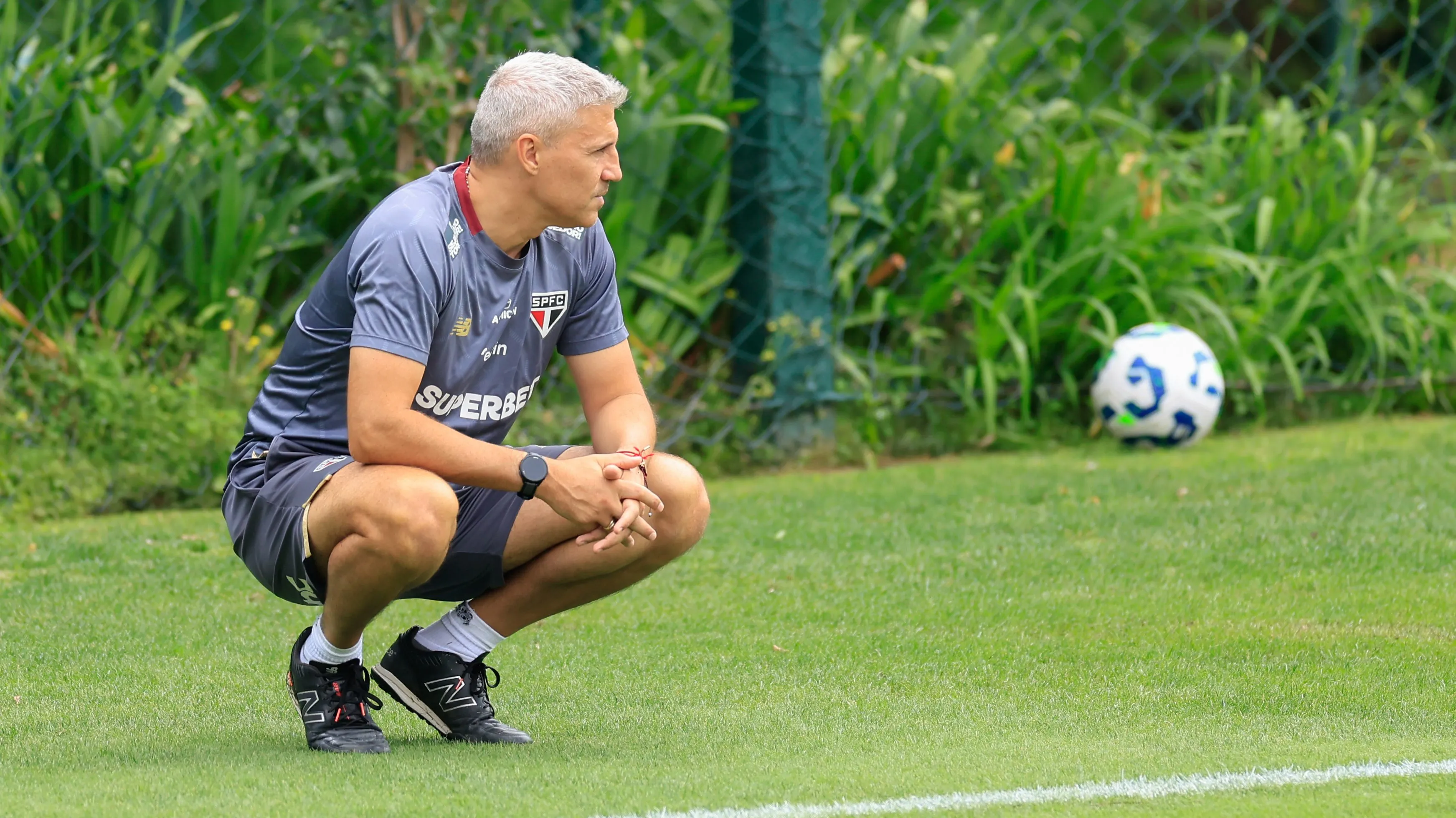 SP – SAO PAULO – 14/11/2025 – TREINO DO SAO PAULO – Hernan Crespo técnico do Sao Paulo durante treino no estadio CT Barra Funda. Foto: Marcello Zambrana/AGIF
