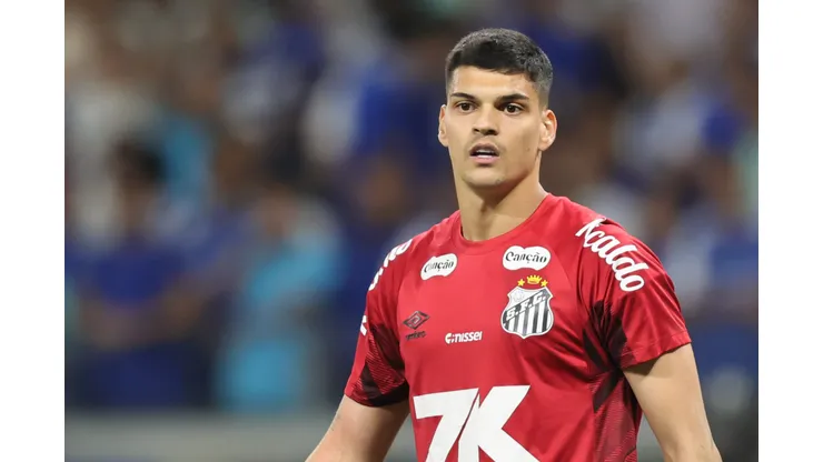 Gabriel Brazão, goleiro do Santos durante partida contra o Cruzeiro.