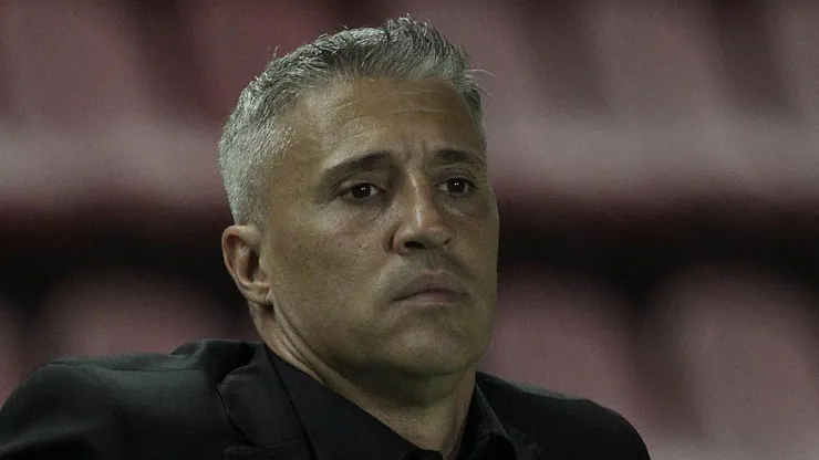 Hernán Crespo deve usar escalação diferente diante do Corinthians.