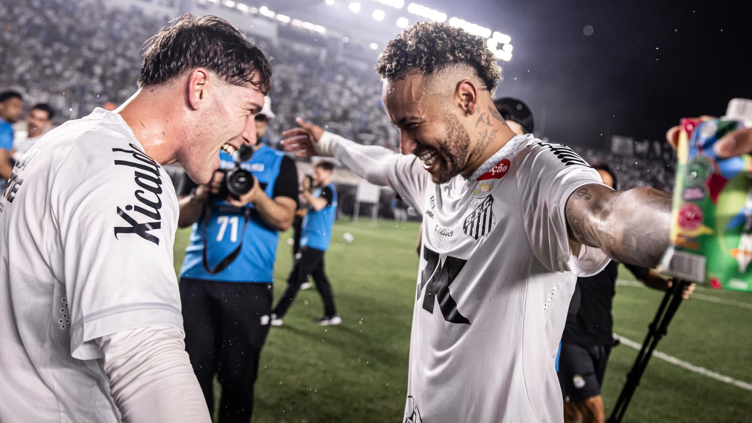 Rollheiser e Neymar - Foto: Raul Baretta/Santos FC.