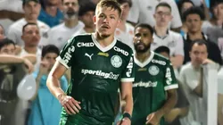 SP - SANTOS - 15/11/2025 - BRASILEIRO A 2025, SANTOS X PALMEIRAS - Bruno Fuchs jogador do Palmeiras durante partida contra o Santos no estadio Vila Belmiro pelo campeonato Brasileiro A 2025. Foto: Jota Erre/AGIF