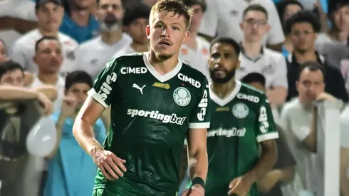 SP – SANTOS – 15/11/2025 – BRASILEIRO A 2025, SANTOS X PALMEIRAS – Bruno Fuchs jogador do Palmeiras durante partida contra o Santos no estadio Vila Belmiro pelo campeonato Brasileiro A 2025. Foto: Jota Erre/AGIF