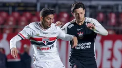 Pablo Maia jogador do Sao Paulo disputa lance com Rodrigo Garro jogador do Corinthians durante partida no estadio Morumbi pelo campeonato Brasileiro A 2025. Foto: Marcello Zambrana/AGIF
