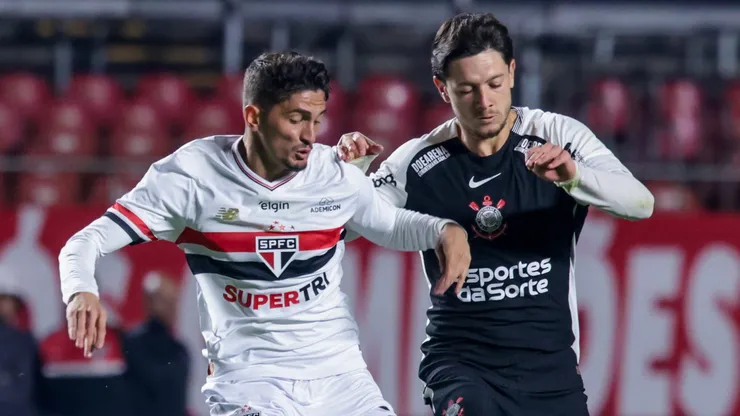 Pablo Maia jogador do Sao Paulo disputa lance com Rodrigo Garro jogador do Corinthians durante partida no estadio Morumbi pelo campeonato Brasileiro A 2025. Foto: Marcello Zambrana/AGIF