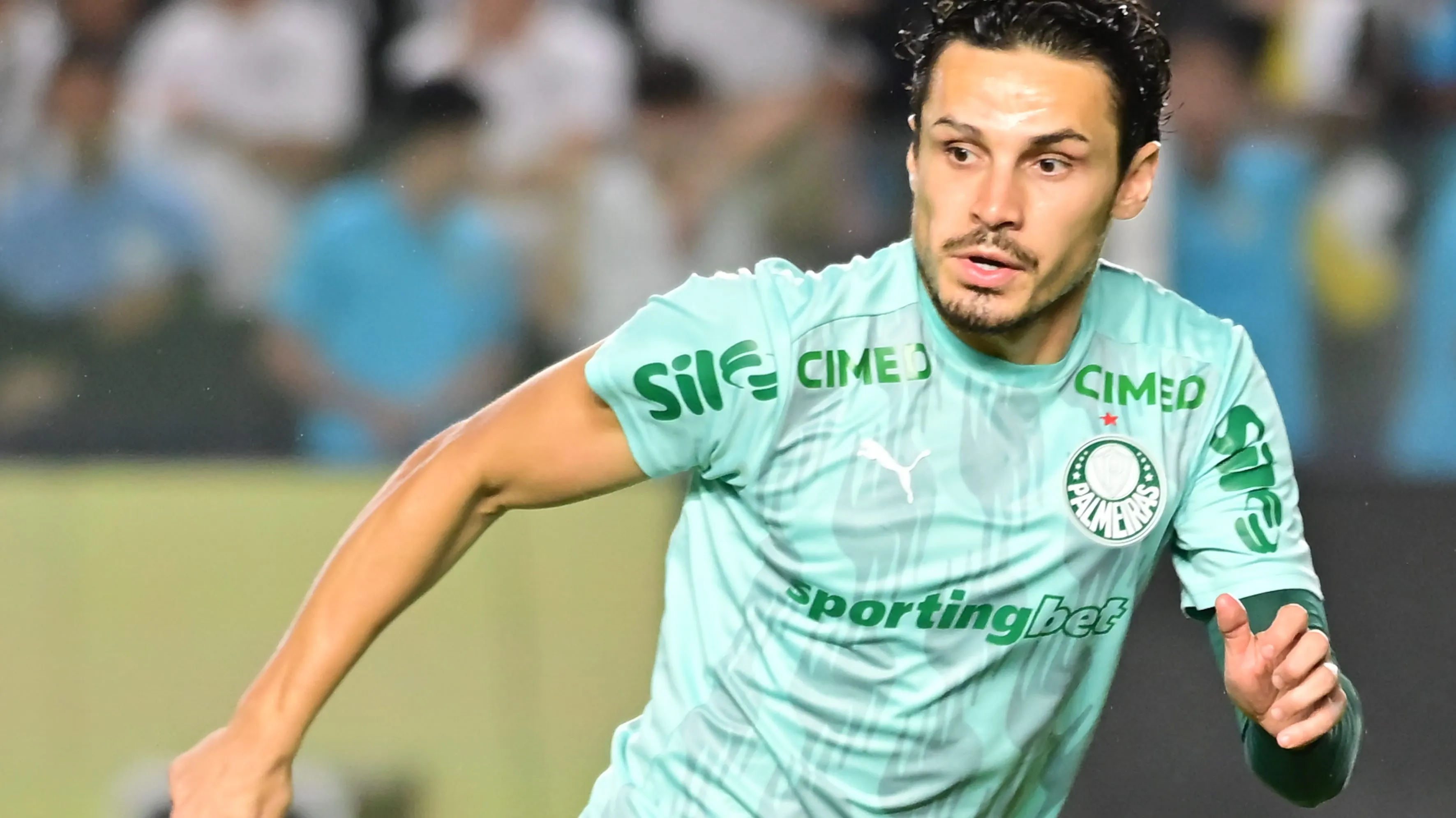 SP – SANTOS – 15/11/2025 – BRASILEIRO A 2025, SANTOS X PALMEIRAS – Raphael Veiga jogador do Palmeiras durante aquecimento antes da partida contra o Santos no estadio Vila Belmiro pelo campeonato Brasileiro A 2025. Foto: Jota Erre/AGIF
