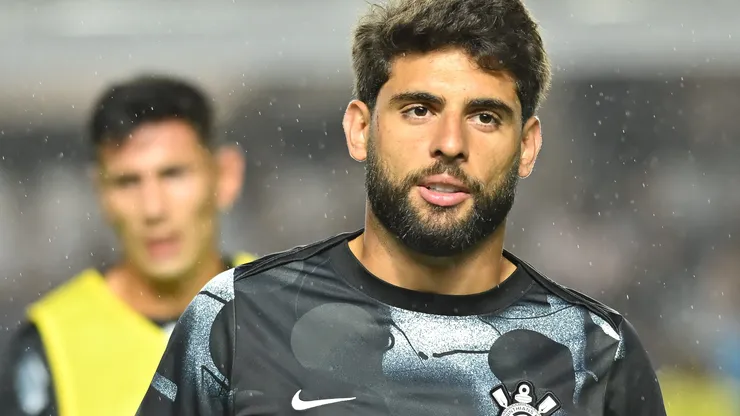 SP - SANTOS - 15/10/2025 - BRASILEIRO A 2025, SANTOS X CORINTHIANS - Yuri Alberto jogador do Corinthians durante aquecimento antes da partida contra o Santos no estadio Vila Belmiro pelo campeonato Brasileiro A 2025. Foto: Jota Erre/AGIF