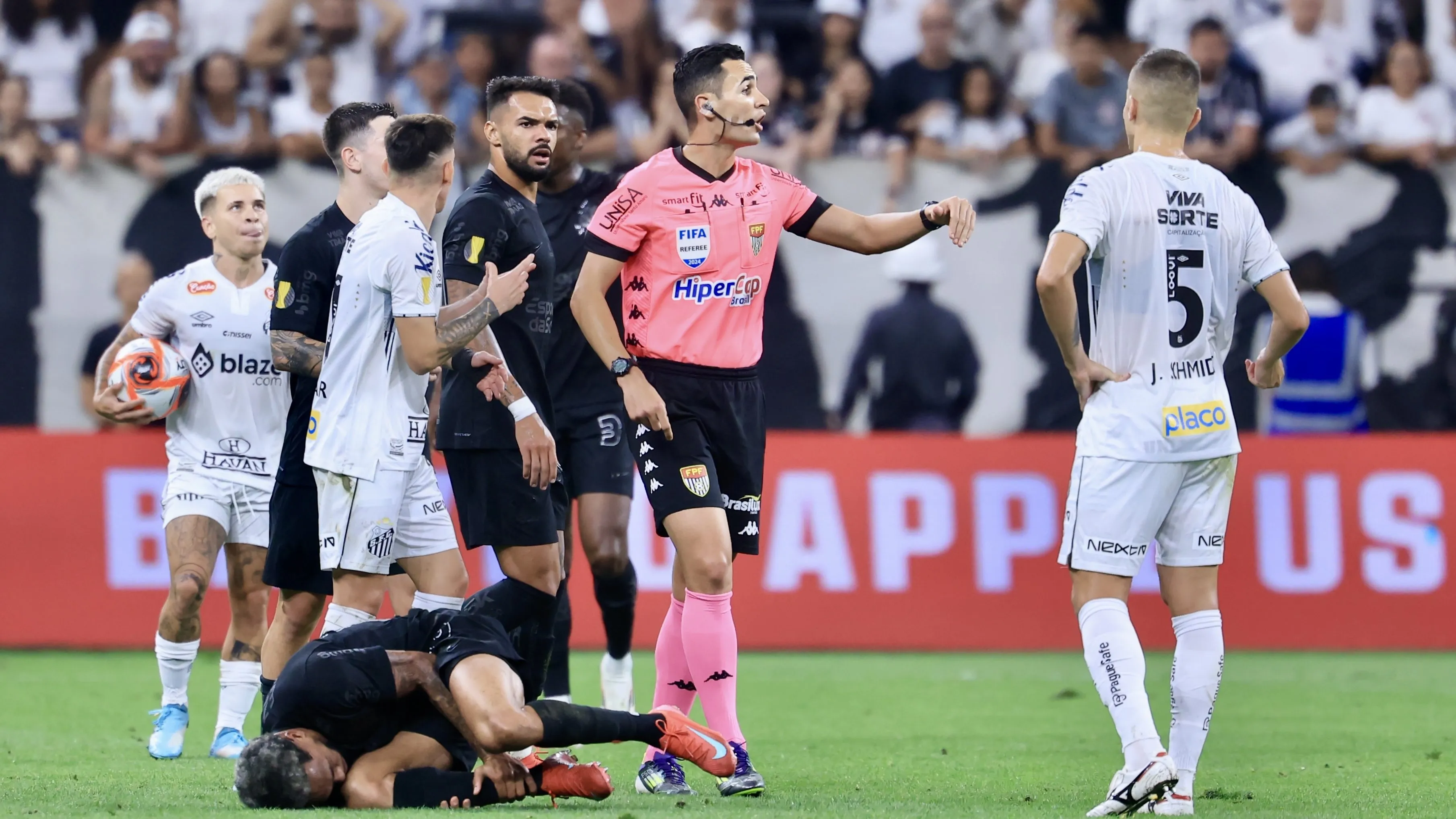 O arbitro Matheus Candançan durante partida entre Corinthians e Santos no estadio Arena Corinthians pelo campeonato Paulista 2025. Foto: Marcello Zambrana/AGIF