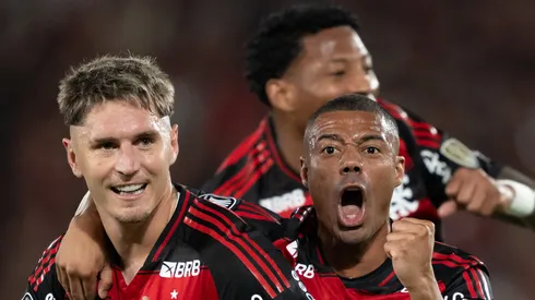 De La Cruz comemorando gol do Fla ao lado de Varela. - Foto: Jorge Rodrigues/AGIF