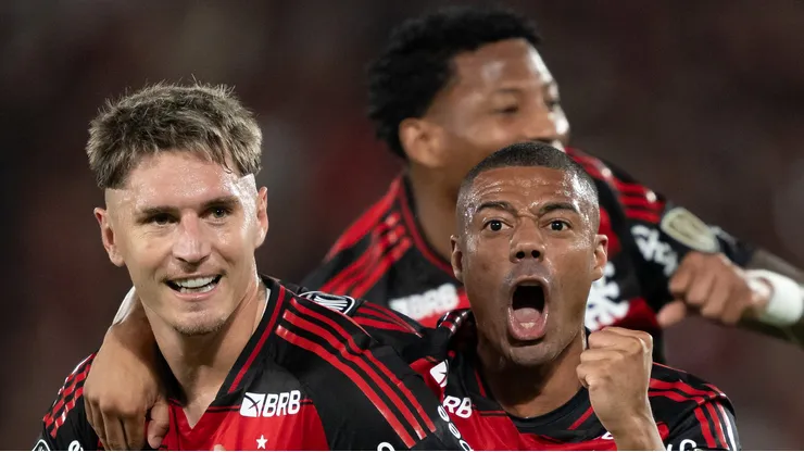 De La Cruz comemorando gol do Fla ao lado de Varela. - Foto: Jorge Rodrigues/AGIF