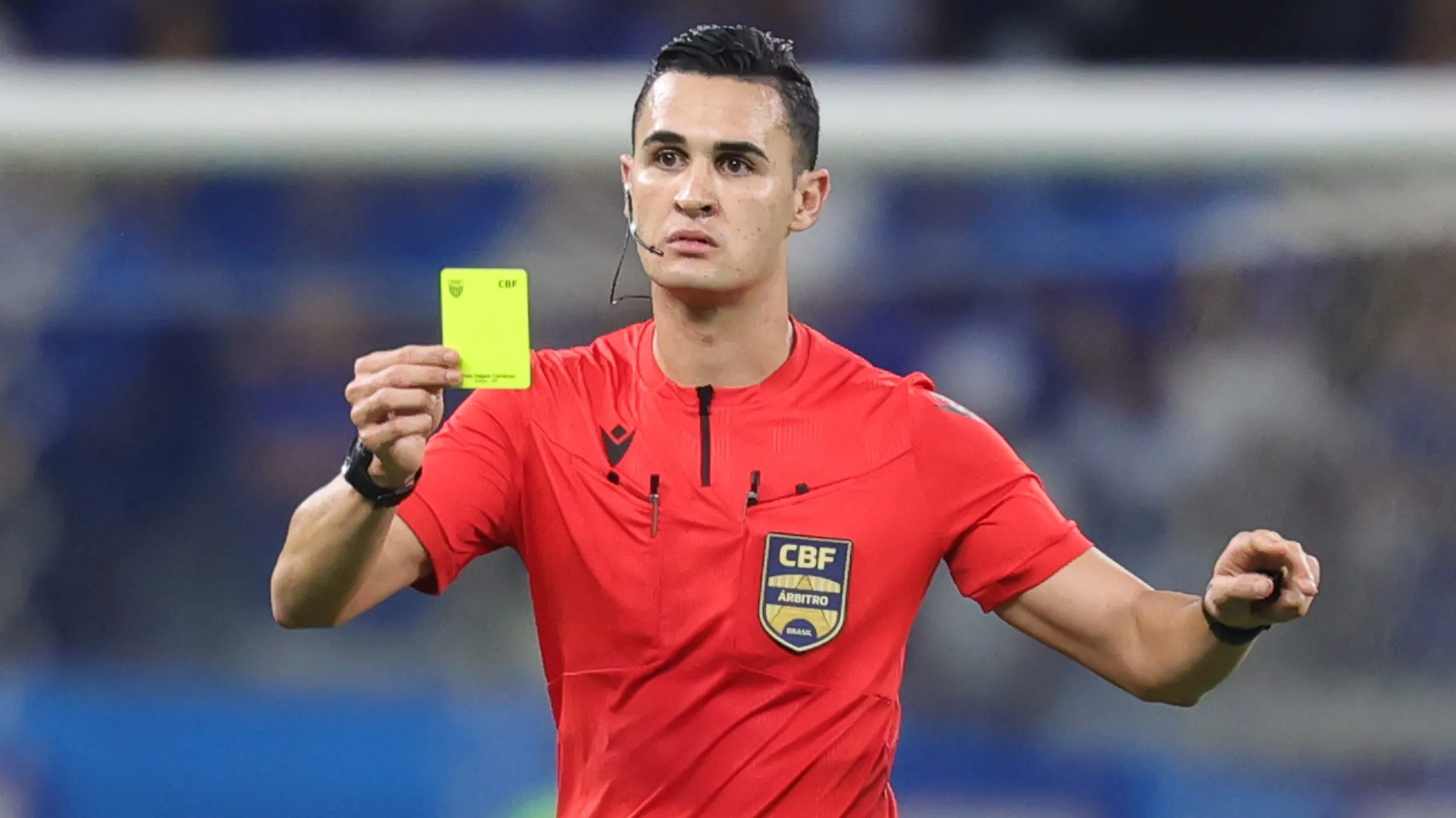 O arbitro Matheus Delgado Candancan durante partida entre Cruzeiro e Vasco no estadio Mineirao pelo campeonato Brasileiro A 2024. Foto: Gilson Lobo/AGIF