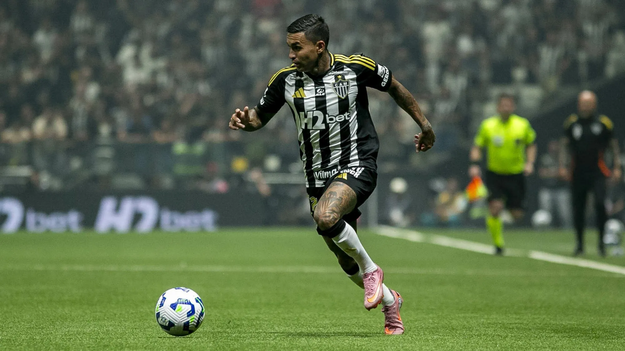 Dudu, jogador do Atletico-MG, durante partida contra o Cruzeiro no estadio Arena MRV pelo campeonato Brasileiro A 2025. Foto: Fernando Moreno/AGIF