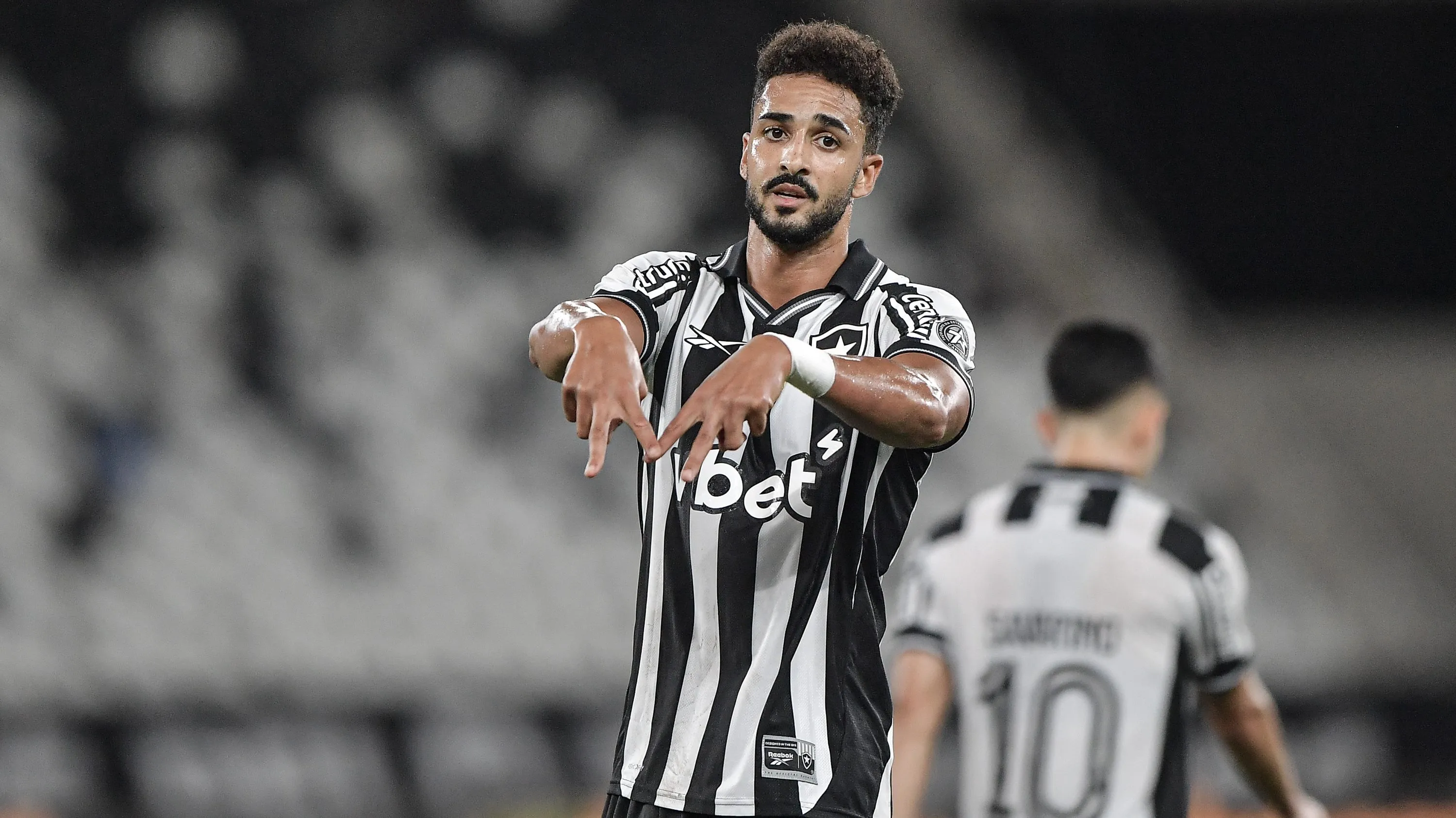 Chris Ramos jogador do Botafogo comemora seu gol durante partida contra o Mirassol no estadio Engenhao pelo campeonato Brasileiro A 2025. Foto: Thiago Ribeiro/AGIF