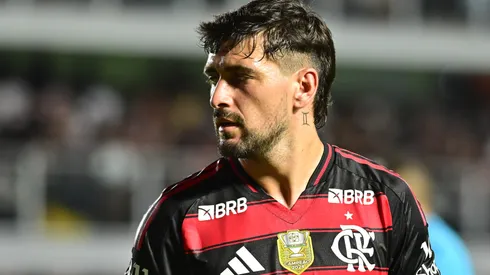 De Arrascaeta jogador do Flamengo durante partida contra o Sao Paulo no estadio Vila Belmiro pelo campeonato Brasileiro A 2025. Foto: Jota Erre/AGIF