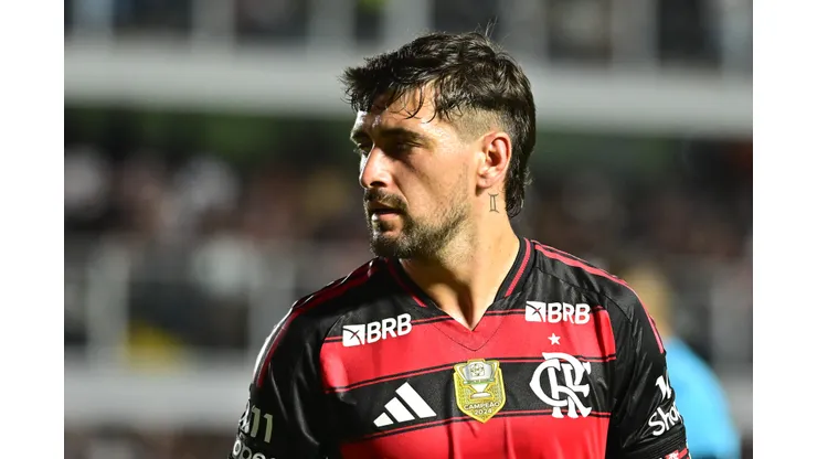 De Arrascaeta jogador do Flamengo durante partida contra o Sao Paulo no estadio Vila Belmiro pelo campeonato Brasileiro A 2025. Foto: Jota Erre/AGIF