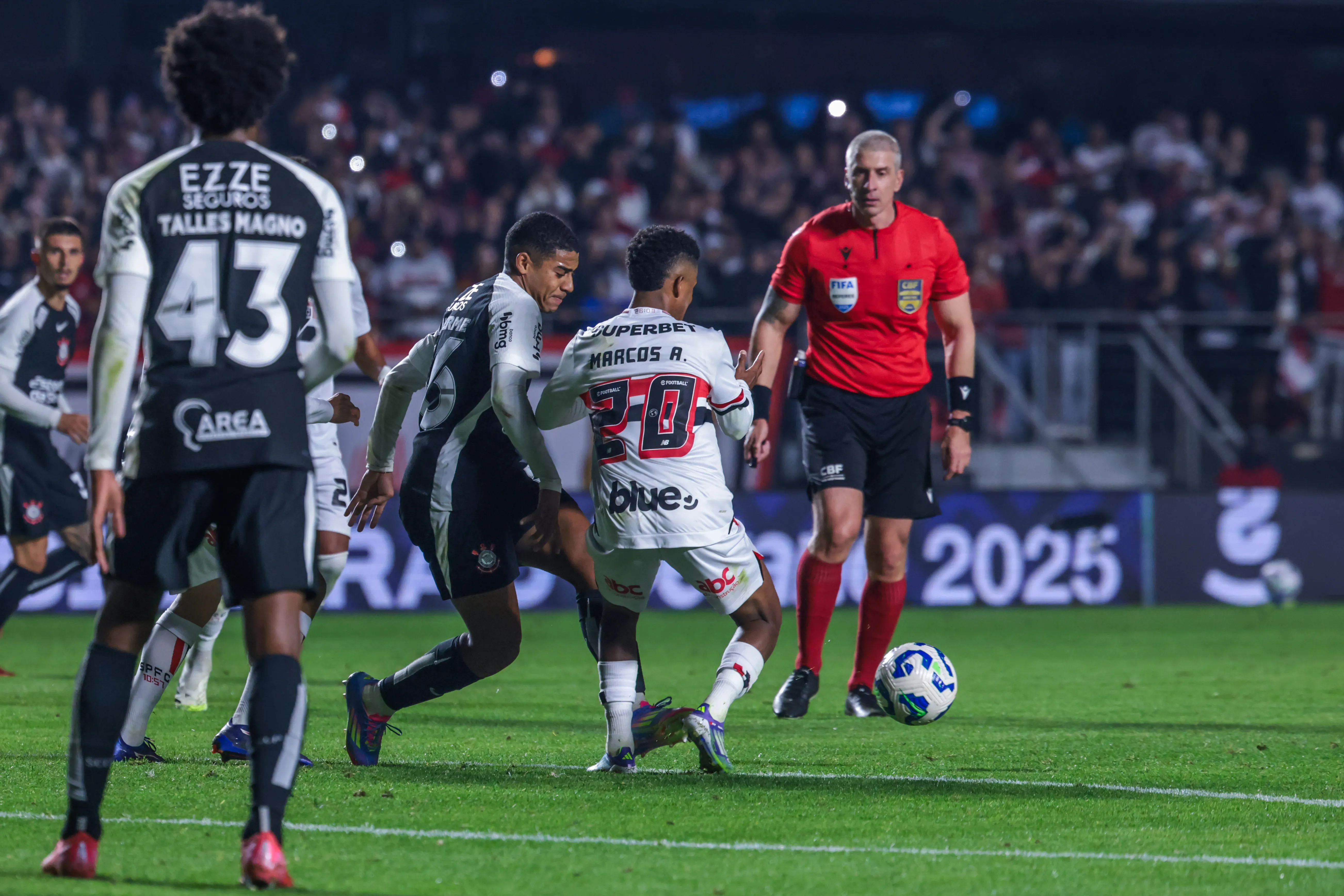Marcos jogador do Sao Paulo disputa lance com Guilherme jogador do Corinthians durante partida no estadio Morumbi pelo campeonato Brasileiro A 2025. Foto: Marcello Zambrana/AGIF
