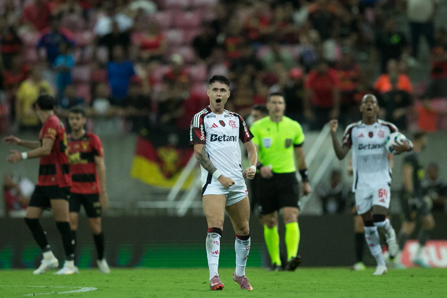 Luiz Araújo foi peça fundamental em goleada que deu liderança ao Flamengo. Foto: Marlon Costa/AGIF