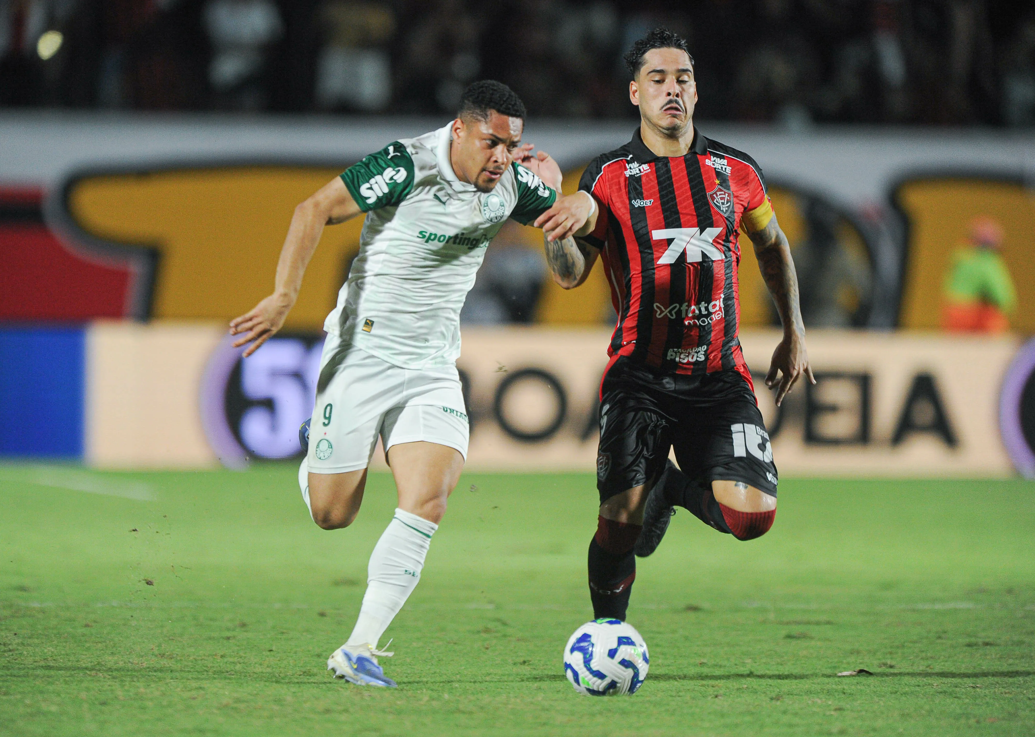 Lucas Halter jogador do Vitoria disputa lance com Vitor Roque jogador do Palmeiras durante partida no estadio Barradao pelo campeonato Brasileiro A 2025. Foto: Jhony Pinho/AGIF