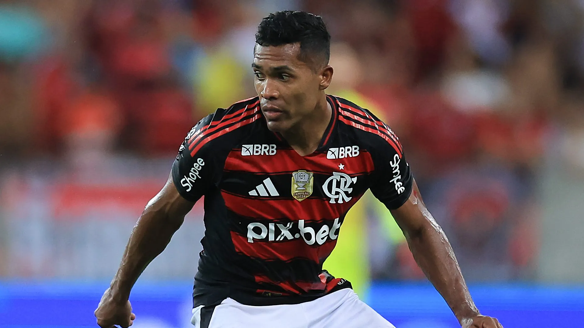 Alex Sandro, lateral-esquerdo do Flamengo em partida pelo campeonato brasileiro (Foto: Buda Mendes/Getty Images)