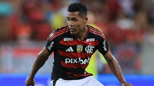 Alex Sandro, lateral-esquerdo do Flamengo em partida pelo campeonato brasileiro (Foto: Buda Mendes/Getty Images)