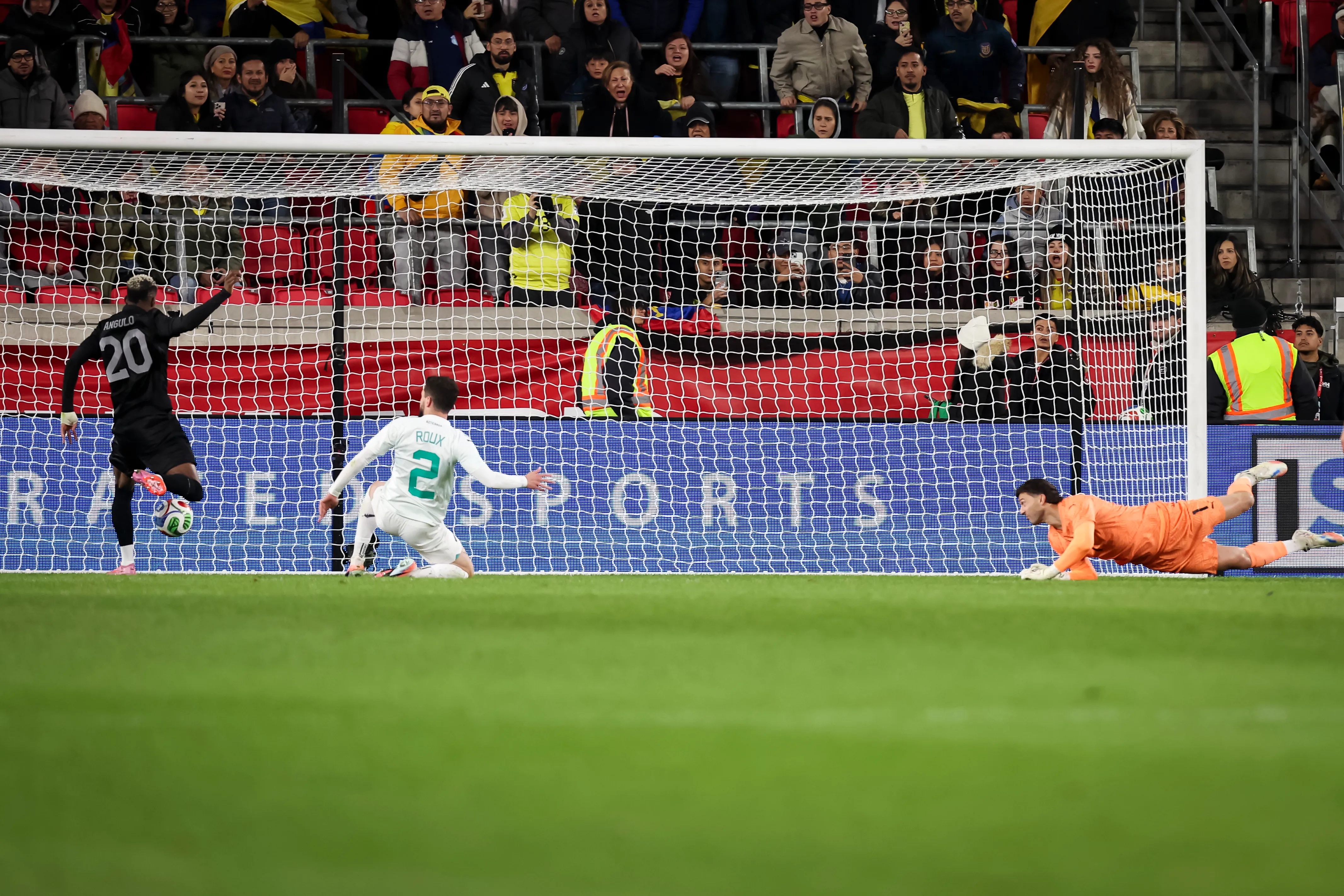 Angulo completa para o gol após jogada de Plata em Equador x Nova Zelândia. Foto: Ira L. Black/Getty Images.