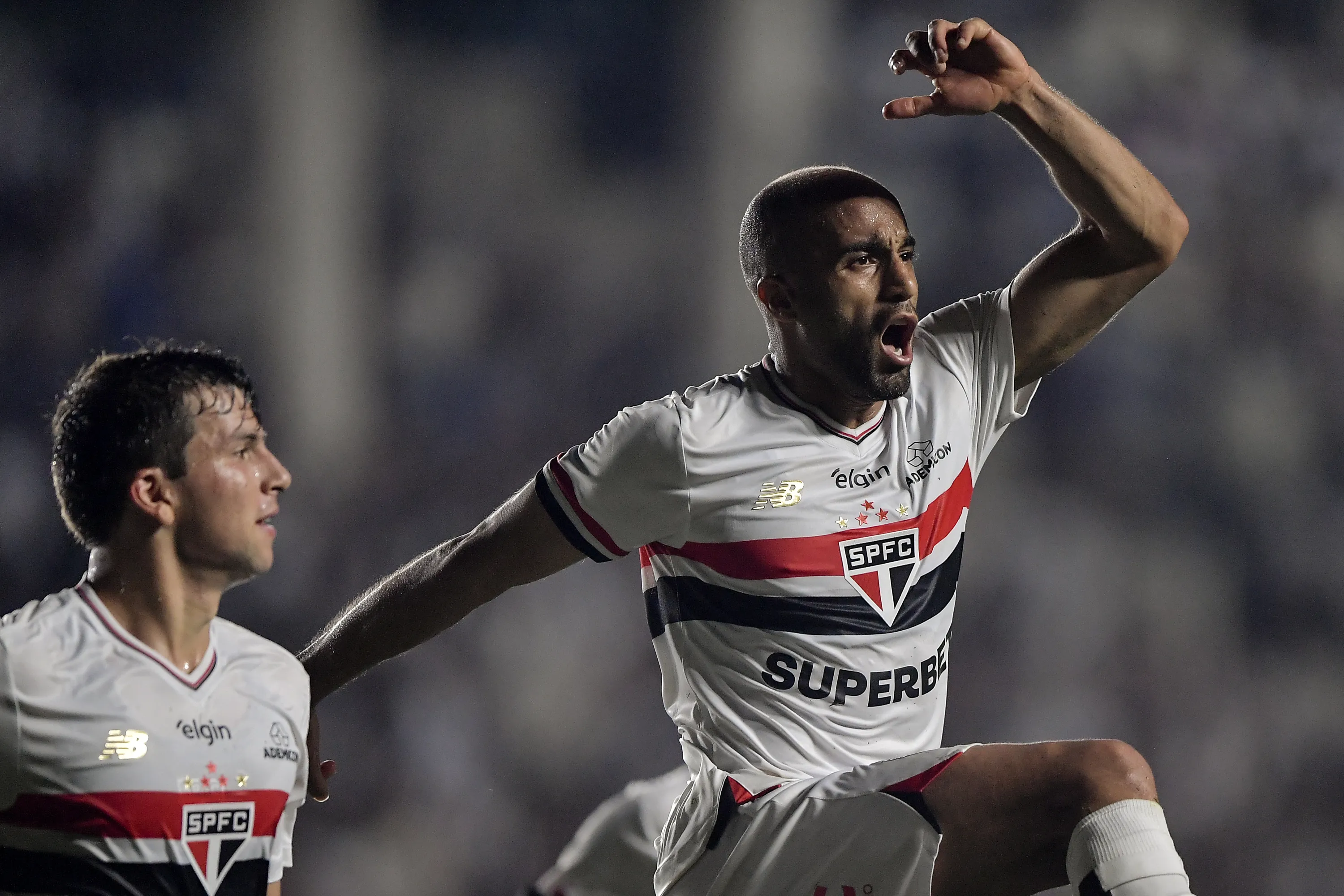 Lucas Moura jogador do Sao Paulo comemora seu gol durante partida contra o Vasco no estadio Sao Januario pelo campeonato Brasileiro A 2025. Foto: Thiago Ribeiro/AGIF