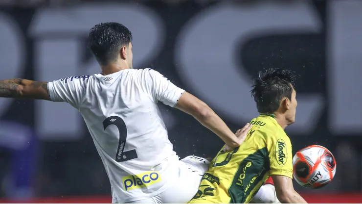 SANTOS X MIRASSOL - Joao Basso jogador do Santos durante partida contra o Mirassol no estadio Vila Belmiro pelo campeonato Paulista 2025.
