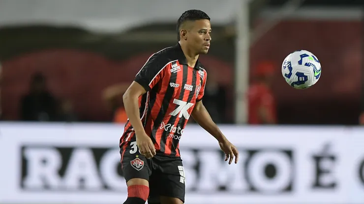 BA - SALVADOR - 05/11/2025 - BRASILEIRO A 2025, VITORIA X INTERNACIONAL - Erick jogador do Vitoria durante partida contra o Internacional no estadio Barradao pelo campeonato Brasileiro A 2025. Foto: Jhony Pinho/AGIF