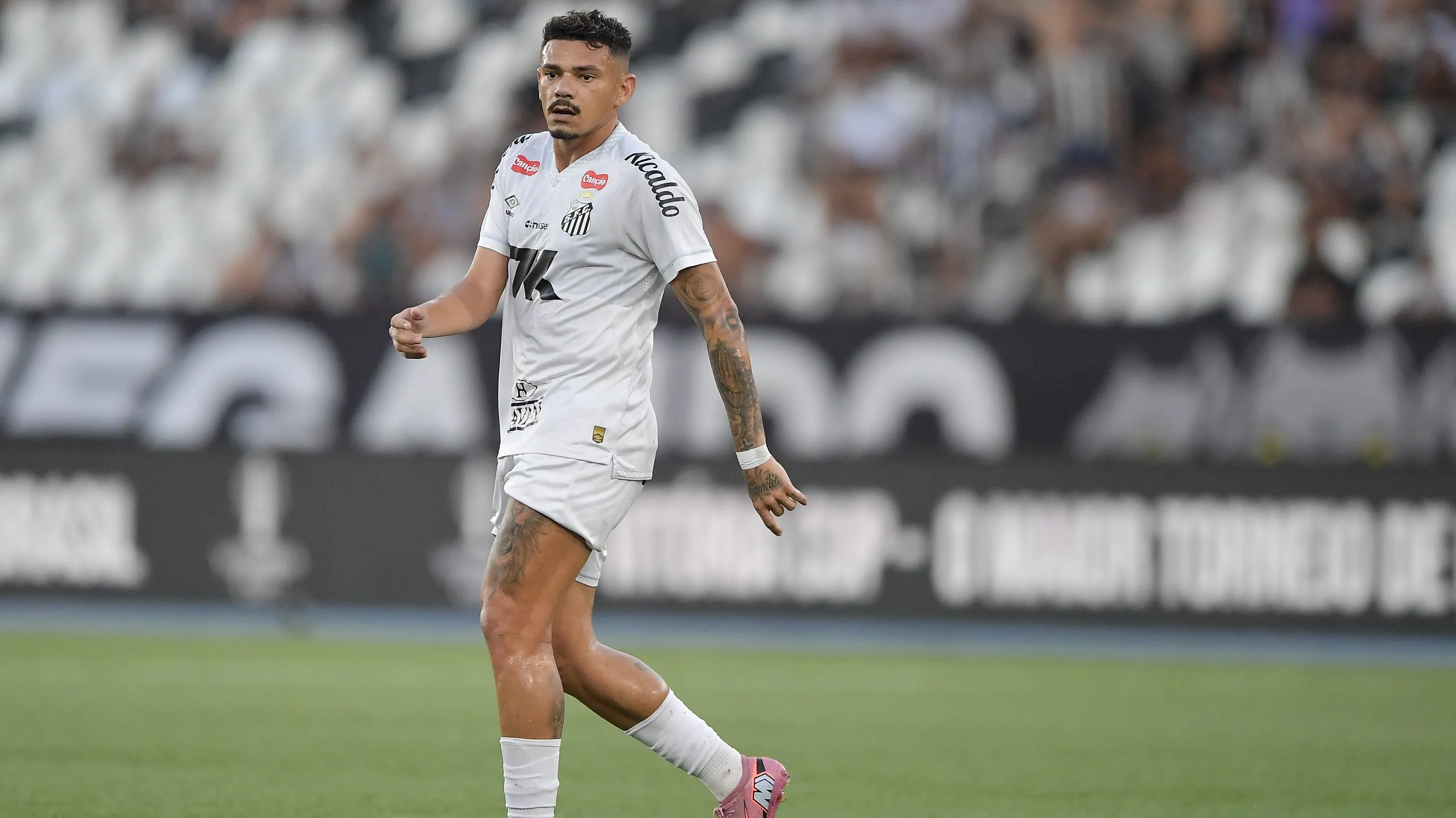 Santos deve entrar em um acordo e rescindir com Tiquinho Soares – Foto: Thiago Ribeiro/AGIF