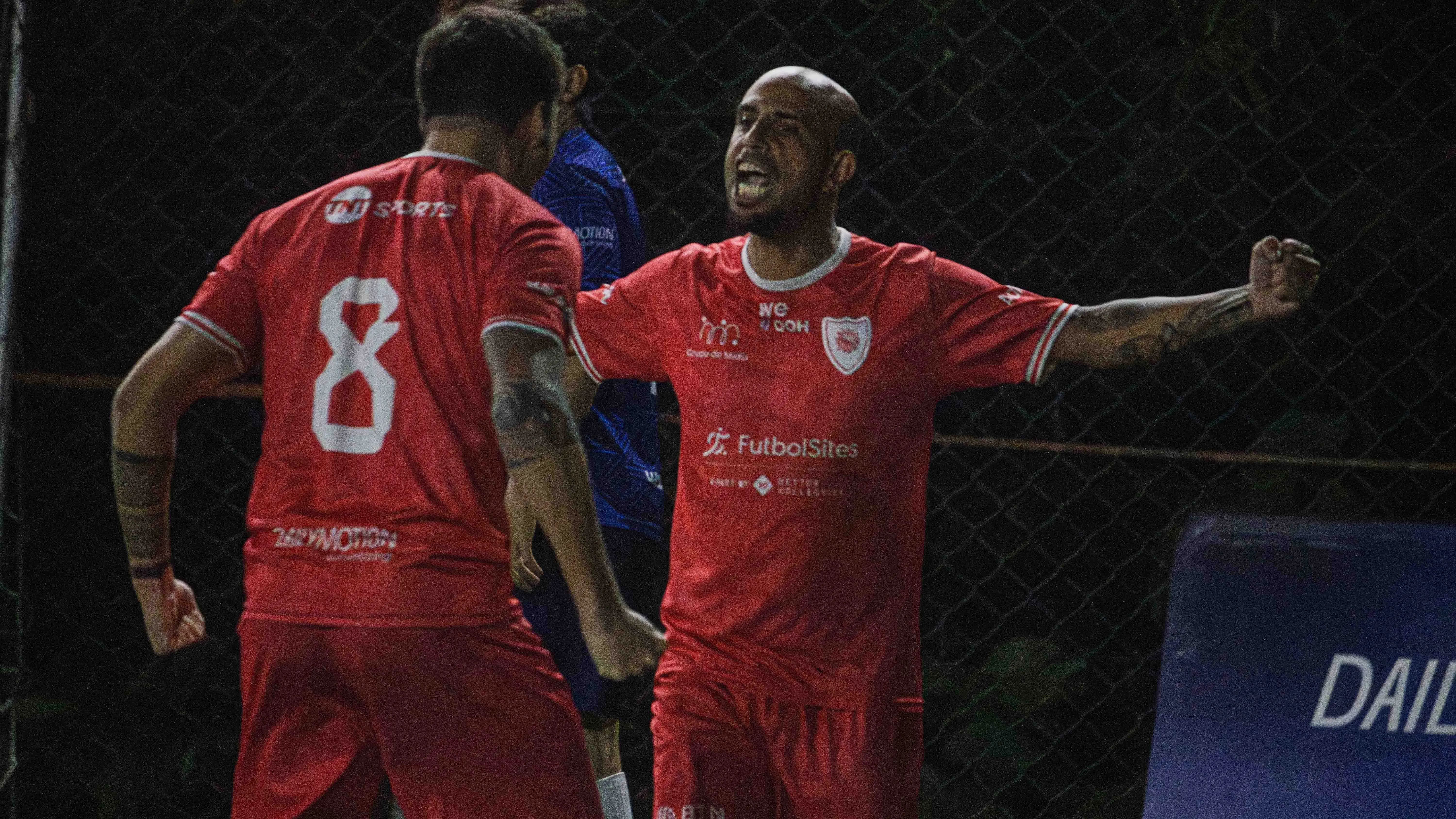 Eduardo Gomes comemora um dos gols na goleada que garantiu a vaga da PUBLICIS na final –  Foto: Gabriel Reinehr/Better Collective