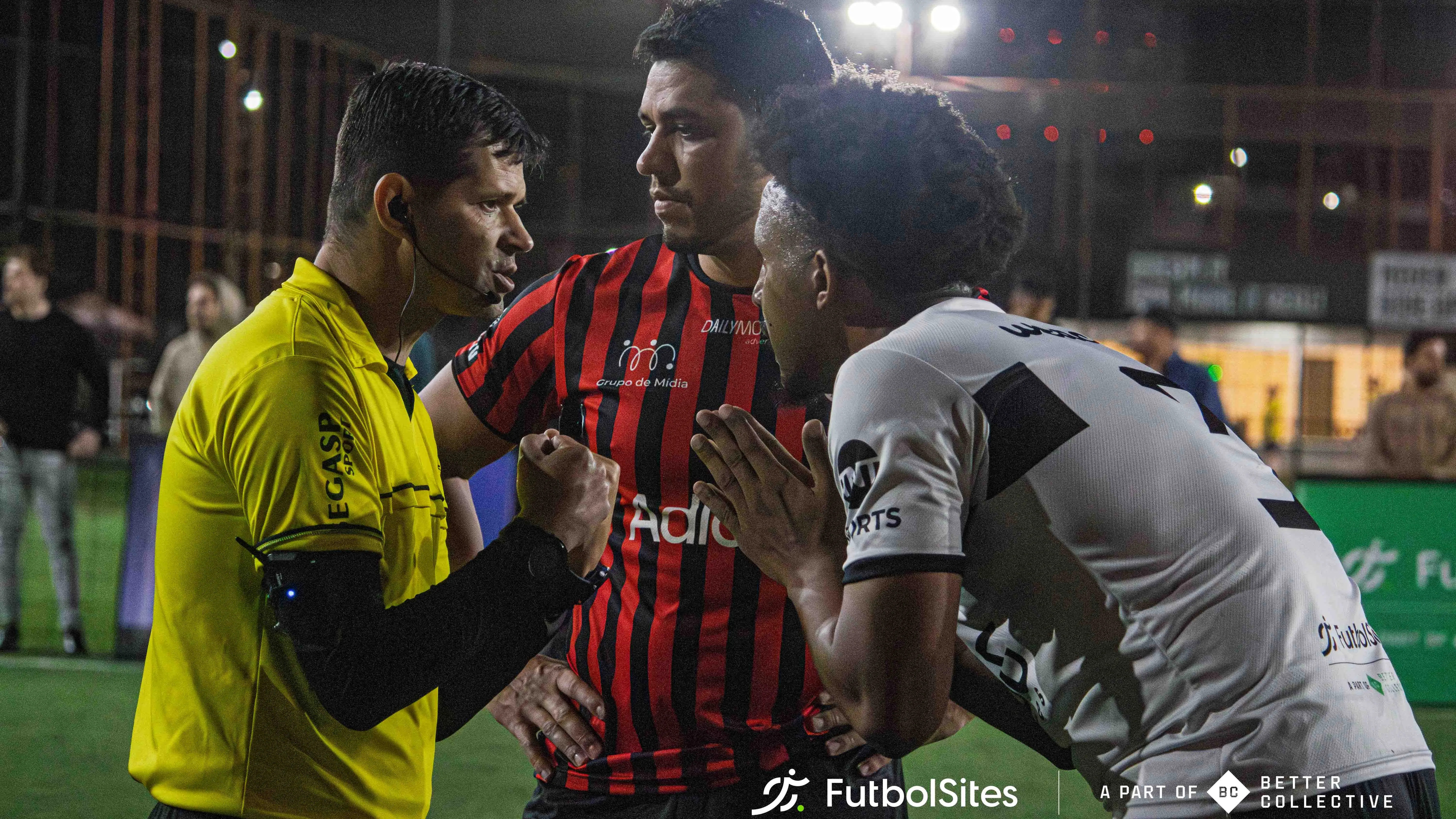 Clima quente no duelo OGILVY e GALERIA fez a arbitragem trabalhar –  Foto: Gabriel Reinehr/Better Collective