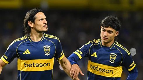 Exequiel Zeballos ao lado de Cavani