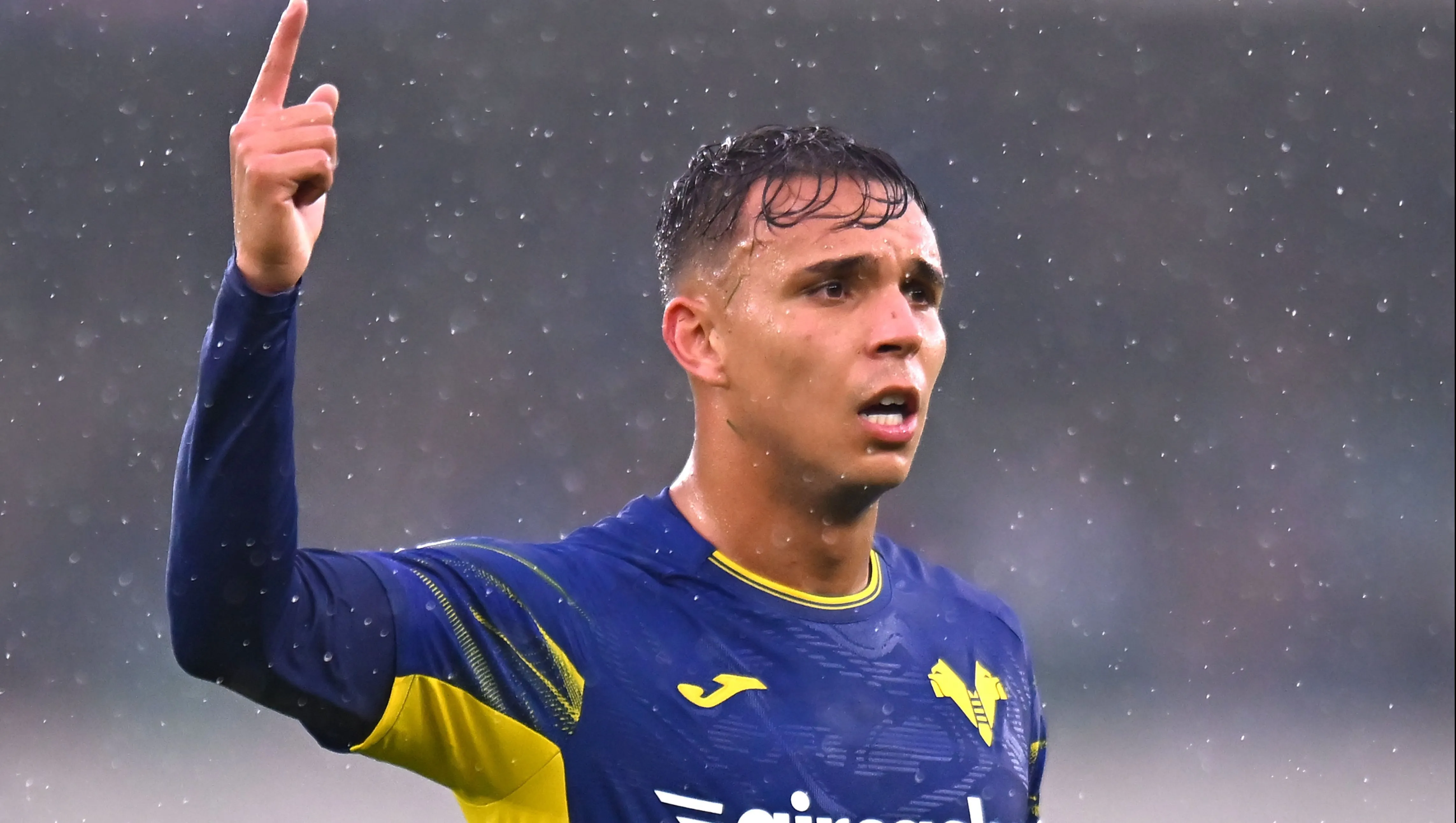 Revelado pelo Corinthians, Giovane em ação pelo Verona – Foto: Alessandro Sabattini/Getty Images