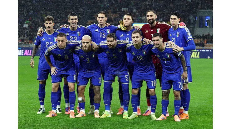 MILAN, ITALY - NOVEMBER 16: Players of Italy pose for a team photograph prior to the FIFA World Cup 2026 qualifier match between Italy and Norway at San Siro Stadium on November 16, 2025 in Milan, Italy. (Photo by Marco Luzzani/Getty Images)