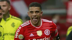 Taison, atuando como meia-atacante do Internacional pelo campeonato brasileiro (Foto: Silvio Avila/Getty Images)