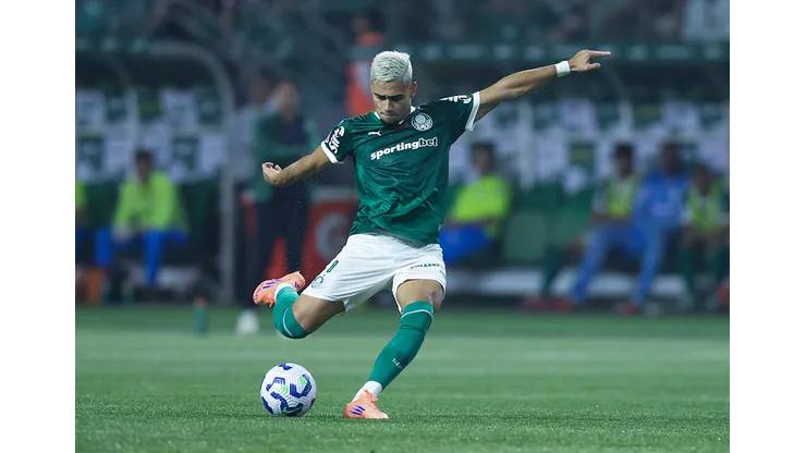 SAO PAULO, BRAZIL - OCTOBER 11:Andreas Pereira of Palmeiras controls the ball during a Brasileirao 2025 match between Palmeiras and Juventude at Allianz Parque on October 11, 2025 in Sao Paulo, Brazil. (Photo by Alexandre Schneider/Getty Images)