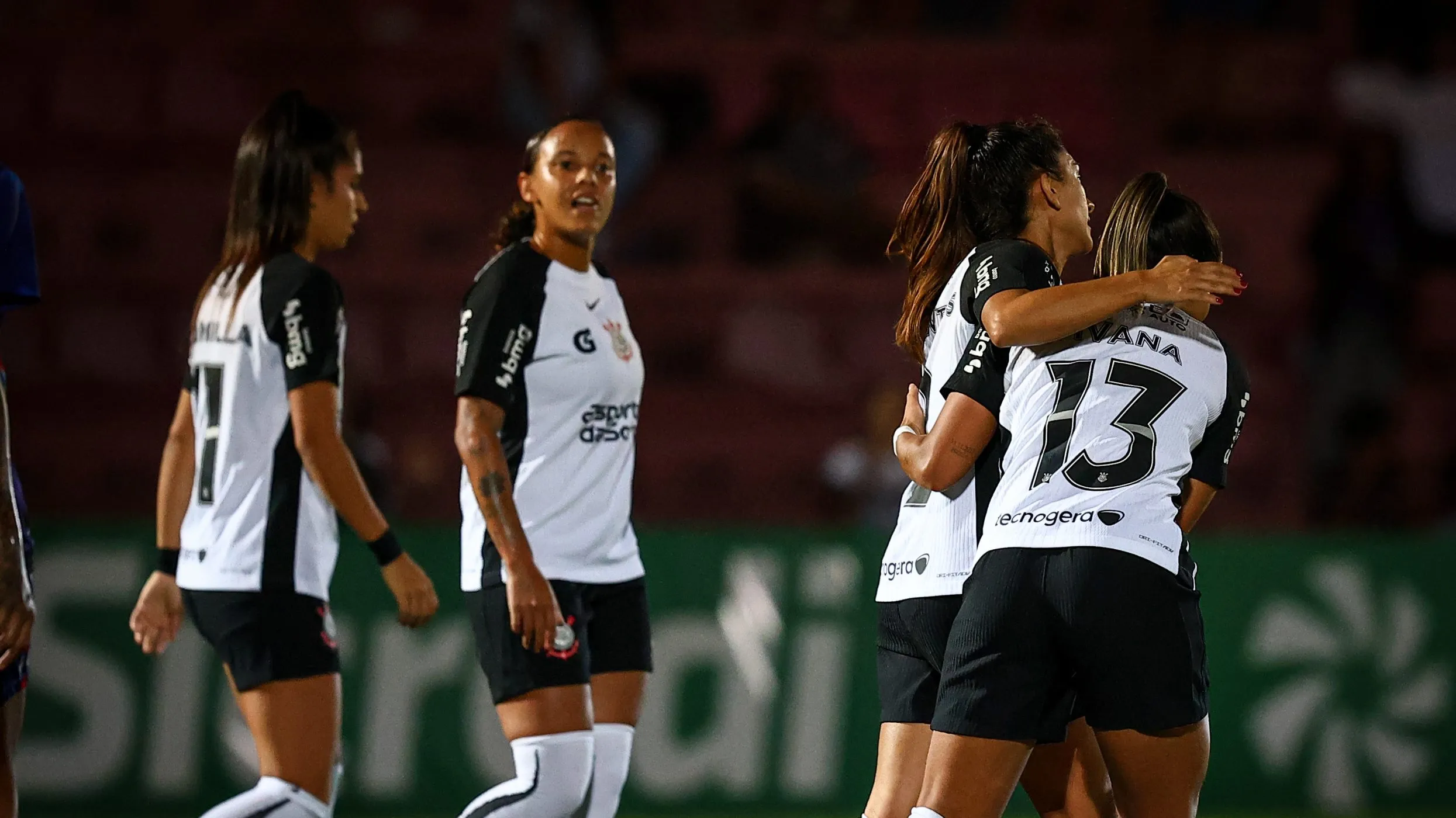 Jogadoras do time feminino do Corinthians em campo pelo Paulistão