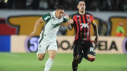 BA - SALVADOR - 03/08/2025 - BRASILEIRO A 2025, VITORIA X PALMEIRAS - Lucas Halter jogador do Vitoria disputa lance com Vitor Roque jogador do Palmeiras durante partida no estadio Barradao pelo campeonato Brasileiro A 2025. Foto: Jhony Pinho/AGIF