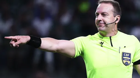 SP - SAO PAULO - 19/11/2025 - BRASILEIRO A 2025, PALMEIRAS X VITORIA - O arbitro Lucas Paulo Torezin durante partida entre Palmeiras e Vitoria no estadio Arena Allianz Parque pelo campeonato Brasileiro A 2025. Foto: Ettore Chiereguini/AGIF