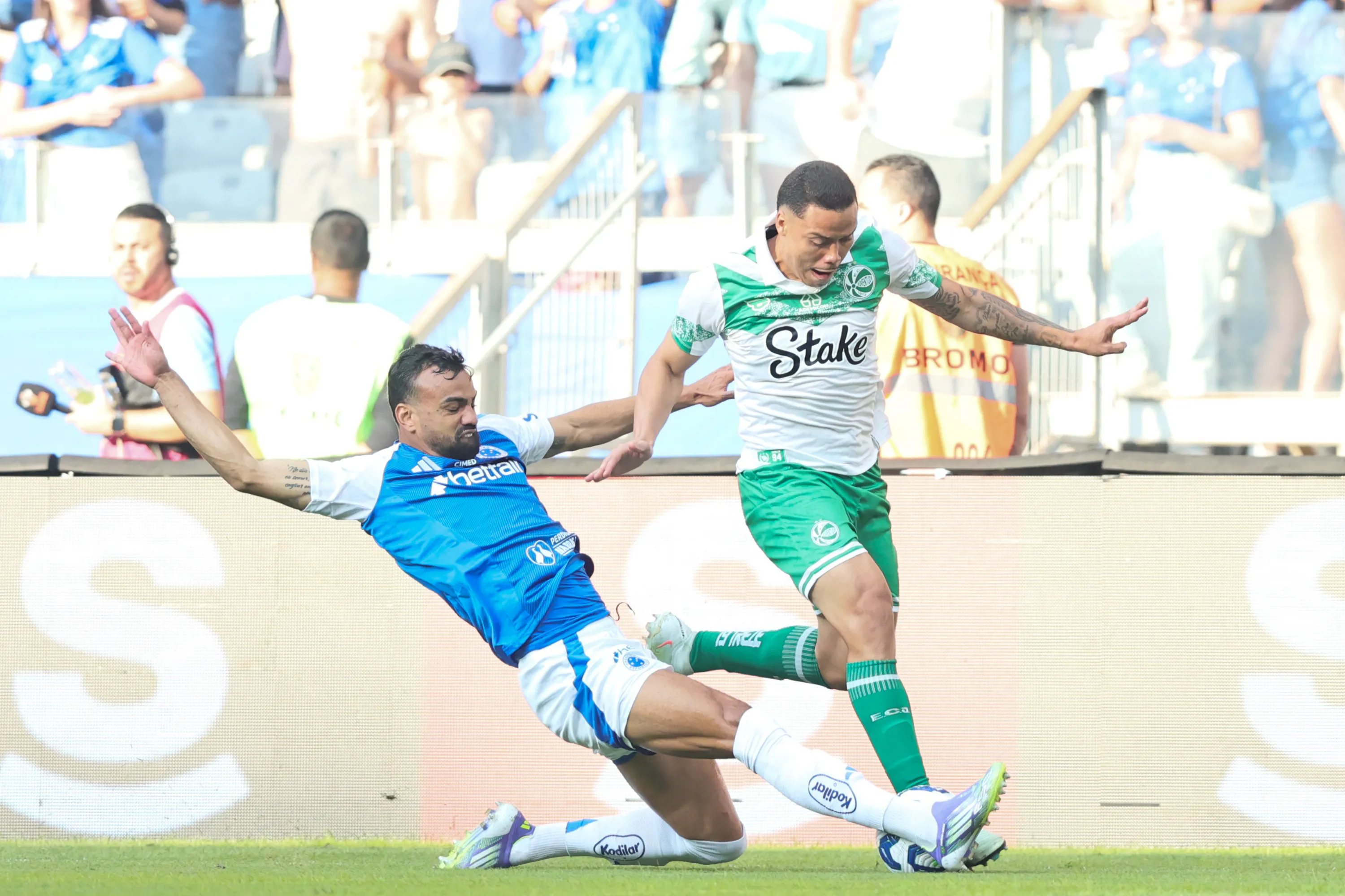 Fabricio Bruno jogador do Cruzeiro disputa lance com jogador Luis Mandaca do Juventude durante partida no estadio Mineirao pelo campeonato Brasileiro A 2025. Foto: Gilson Lobo/AGIF