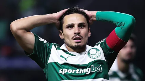 SP - SAO PAULO - 19/11/2025 - BRASILEIRO A 2025, PALMEIRAS X VITORIA - Raphael Veiga jogador do Palmeiras lamenta durante partida contra o Vitoria no estadio Arena Allianz Parque pelo campeonato Brasileiro A 2025. Foto: Ettore Chiereguini/AGIF