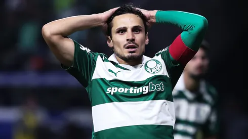 Raphael Veiga, jogador do Palmeiras, lamenta durante partida contra o Vitoria no estadio Arena Allianz Parque pelo campeonato Brasileiro A 2025. Foto: Ettore Chiereguini/AGIF