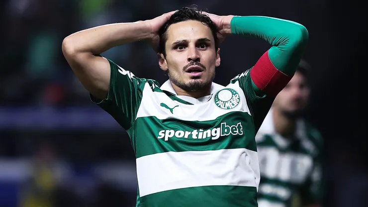 Raphael Veiga, jogador do Palmeiras, lamenta durante partida contra o Vitoria no estadio Arena Allianz Parque pelo campeonato Brasileiro A 2025. Foto: Ettore Chiereguini/AGIF