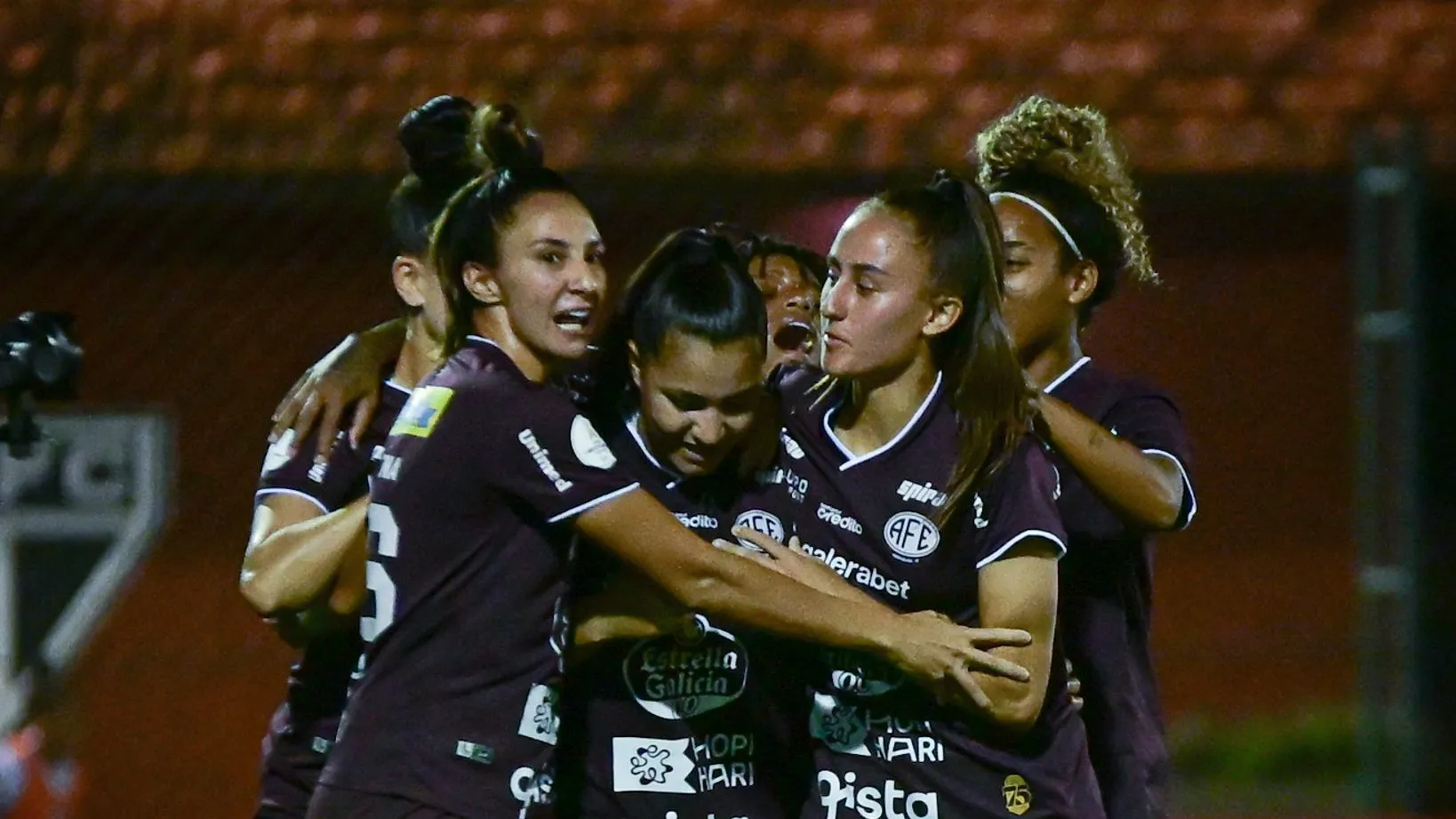 Time feminino da Ferroviária celebra gol