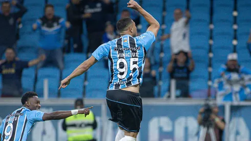 Carlos Vinicius vibra ao abrir o placar para o Grêmio diante do vasco