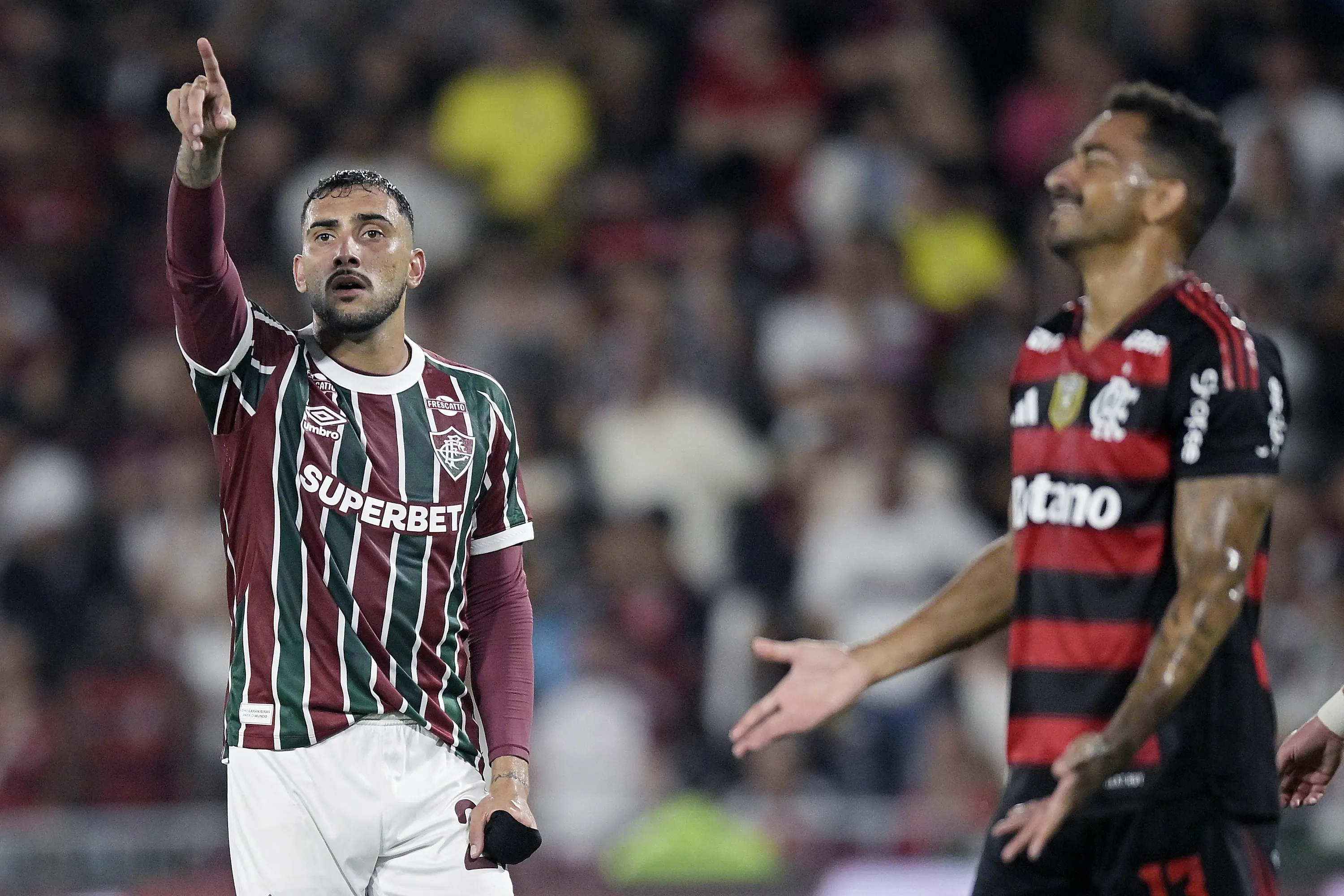 RJ – RIO DE JANEIRO – 19/11/2025 – BRASILEIRO A 2025, FLUMINENSE X FLAMENGO – Freytes jogador do Fluminense disputa lance com Danilo jogador do Flamengo durante partida no estadio Maracana pelo campeonato Brasileiro A 2025. Foto: Alexandre Loureiro/AGIF