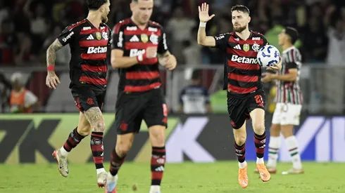 RJ - RIO DE JANEIRO - 19/11/2025 - BRASILEIRO A 2025, FLUMINENSE X FLAMENGO - Jorginho jogador do Flamengo comemora seu gol durante partida contra o Fluminense no estadio Maracana pelo campeonato Brasileiro A 2025. Foto: Alexandre Loureiro/AGIF